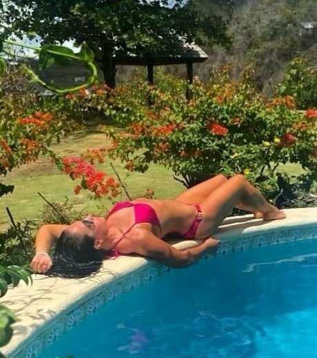 Emily Compagno hot star gallery