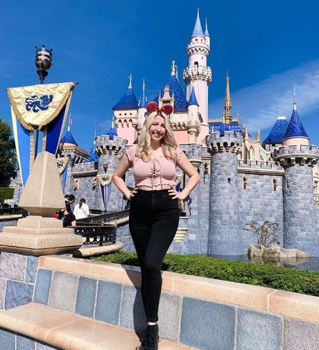 Abigail Cristea free star img