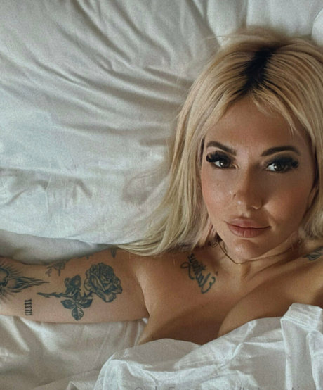 carlyelectriclive pretty model pics