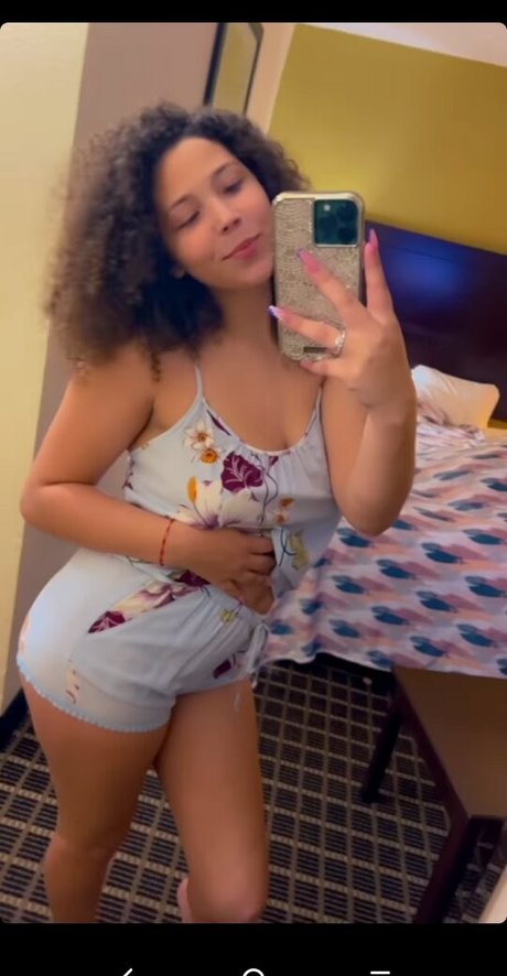 livyyboo18 nude star photo