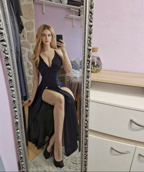 Julia Holzmuller hot star pictures