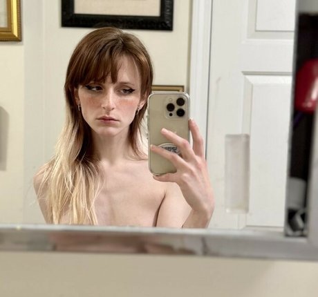 Daychain beautiful actress picture