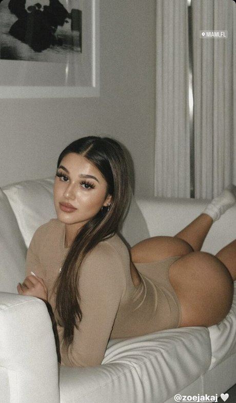 zoejakaj sexy model gallery