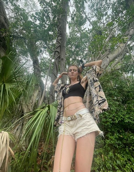 lola costa exclusive actress img