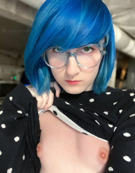 lemmipon model erotic photo