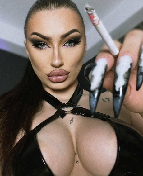 LaReinaMalvadaa pornstar top pic