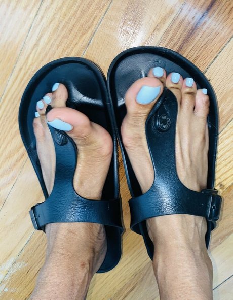 vee feet naked model img