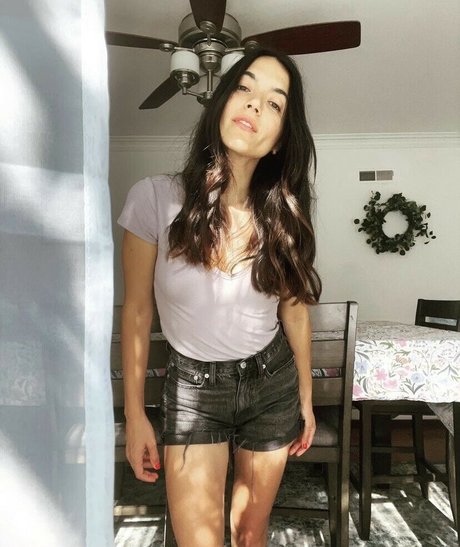 Alyssa Limperis model best picture