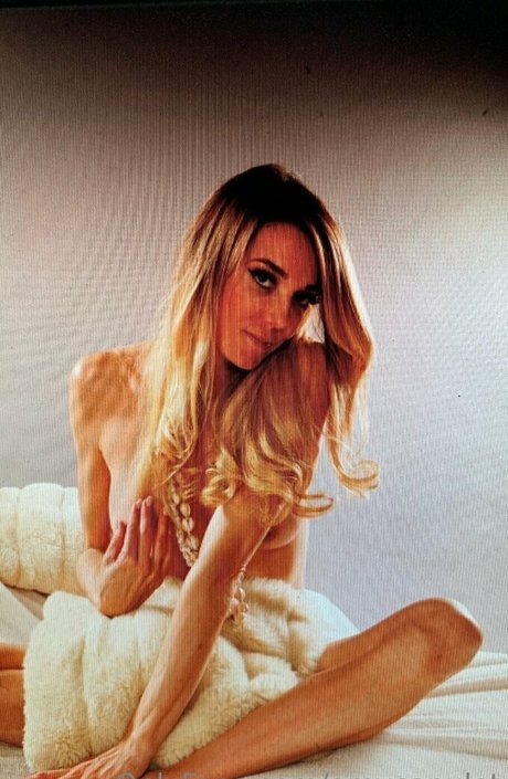 amycapulet nude model pic