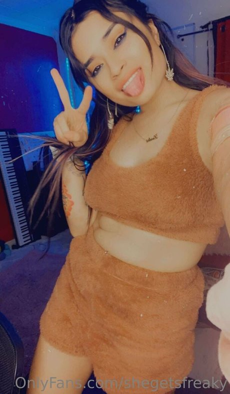 shegetsfreaky hd model image