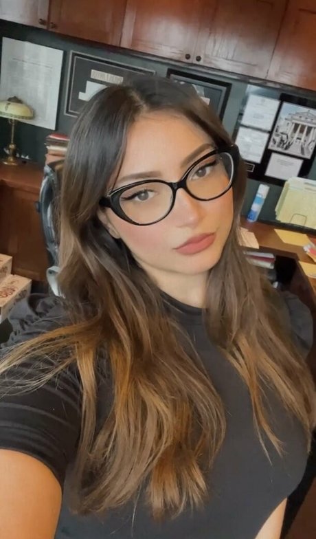 Luisaaf8 model free img