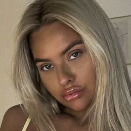 Hollyhenson porn actress photo