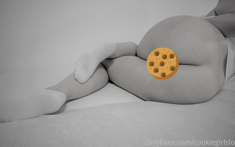 cookiegirlslo nude model archive
