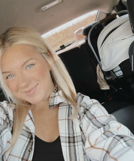 Corieamoore model hd pic