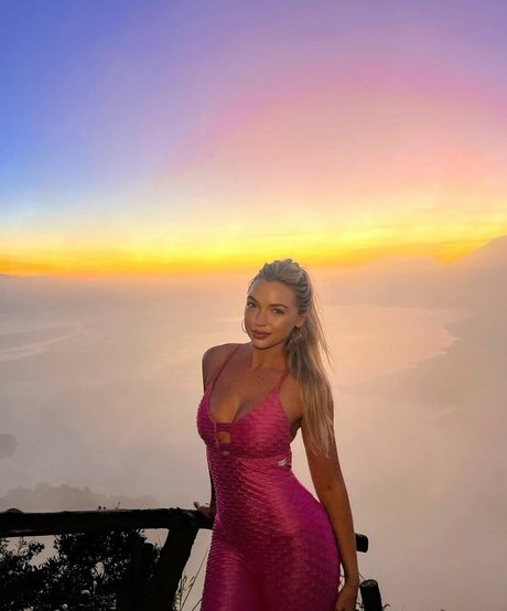 Alison Bowles model top pics