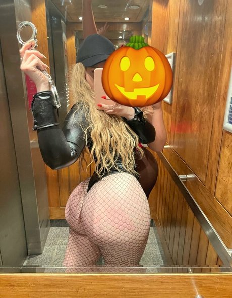 shelsonlyfans model hot images