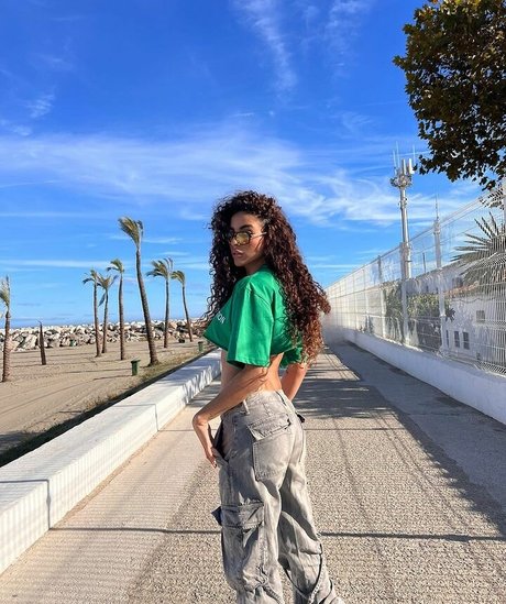 Zoe Bayona model hot images