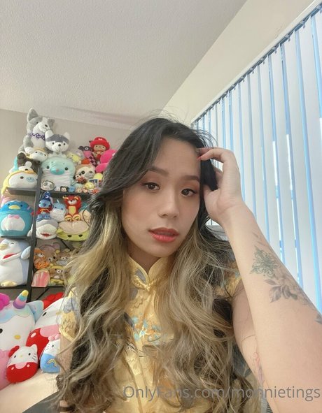 monnietings model sexy photos