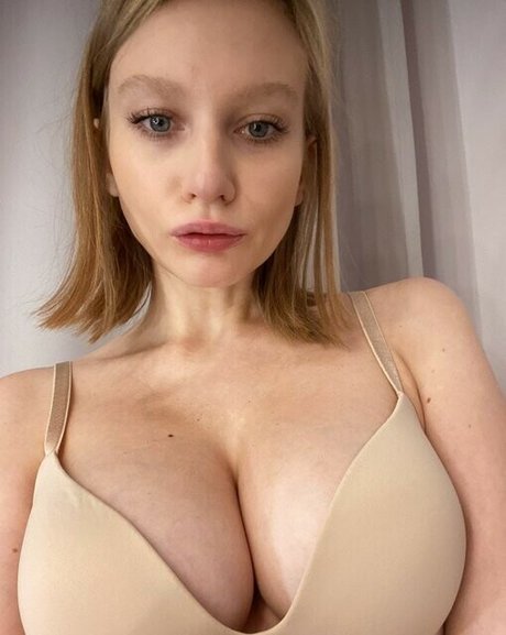 Annie Kinshova model naked photos