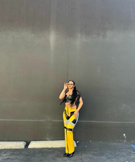 Scarlet May model pretty image