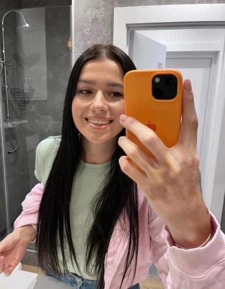 EmiliAAA nude pornstar archive