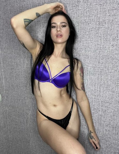 EmiliAAA model hd picture