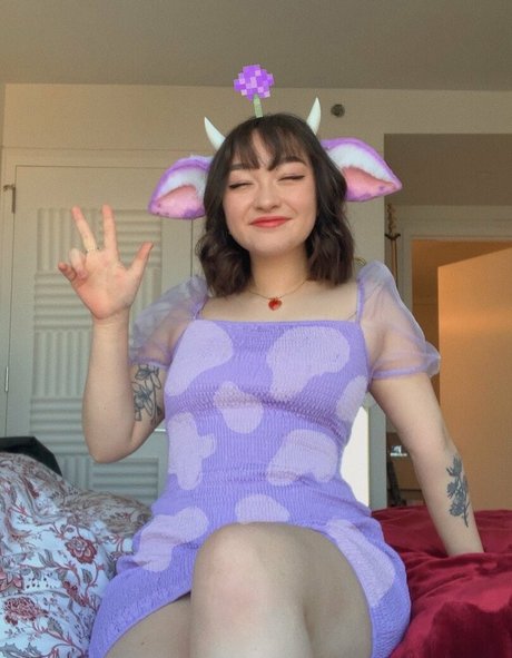 Mxmtoon model naked pictures