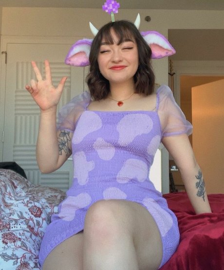 Mxmtoon model art photo