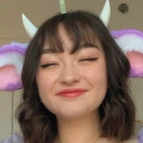 Mxmtoon model perfect pictures