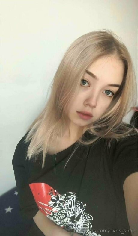 ayris simp pornographic model photo