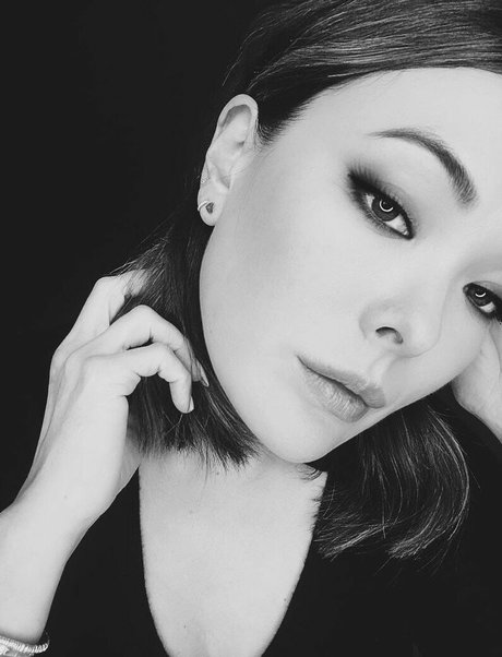 Lindsay Price model adult image