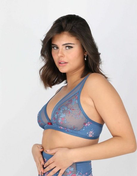 Michelle Algrabli sexy star pictures