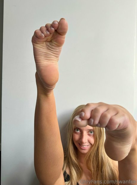 swanfee nudes model img