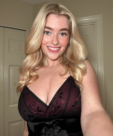 Carlie Whalen model nude picture