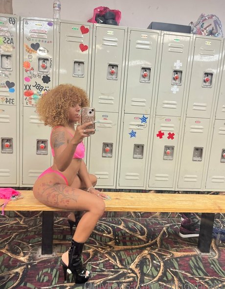 ashhdabrattt model nude image