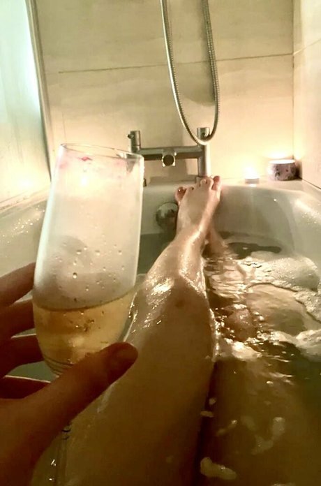 come lay with adile hot actress photo