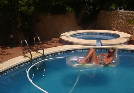 Anya Holberton model sex photo