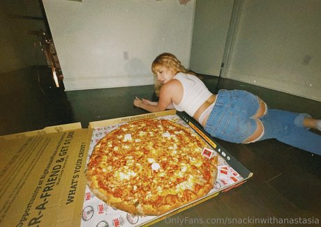 snackinwithanastasia star sexy image