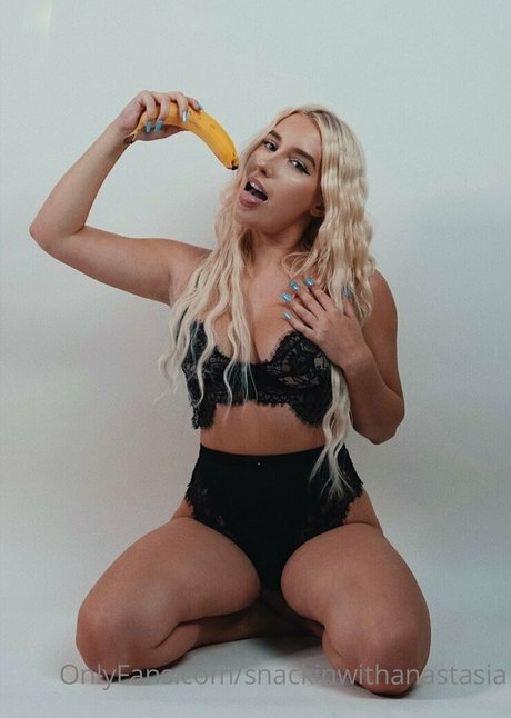 snackinwithanastasia top star pic
