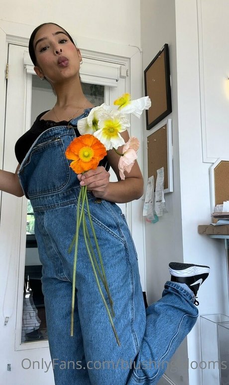 blushingblooms pornographic model pic