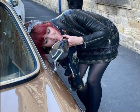 Izzie Balmer star top photo