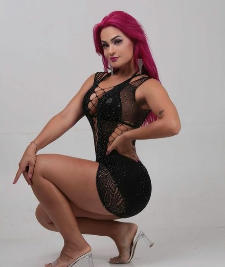 Mayca Delduque model art galleries