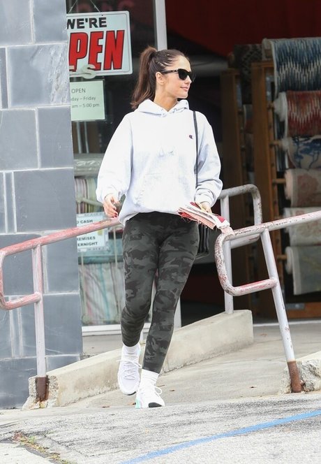 Minka Kelly nudes actress pic