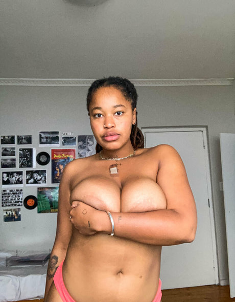 arielcosmo nudes model photos