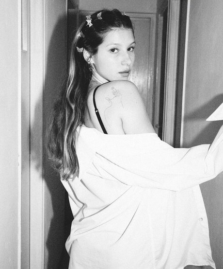 Roni Zouler exclusive model pic