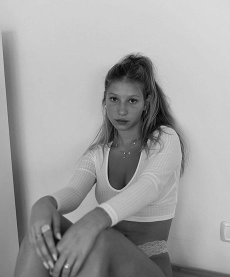 Roni Zouler model pretty img