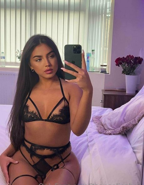 itsangelinabae hot model image