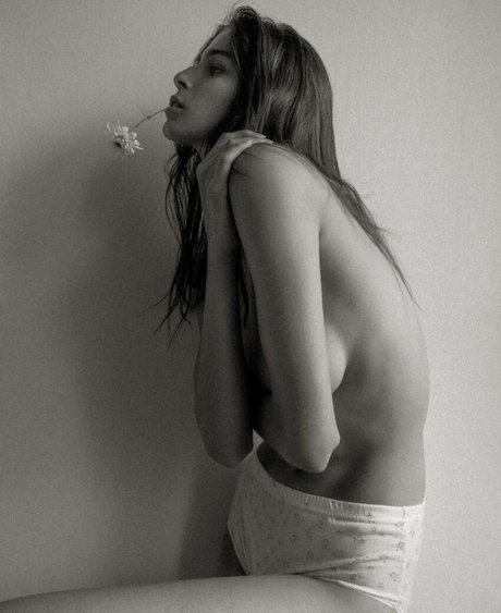 Noa Brener model high quality image