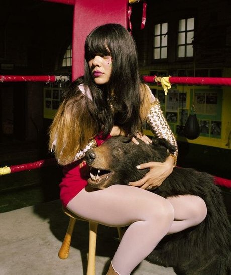 Natasha Khan star naked img