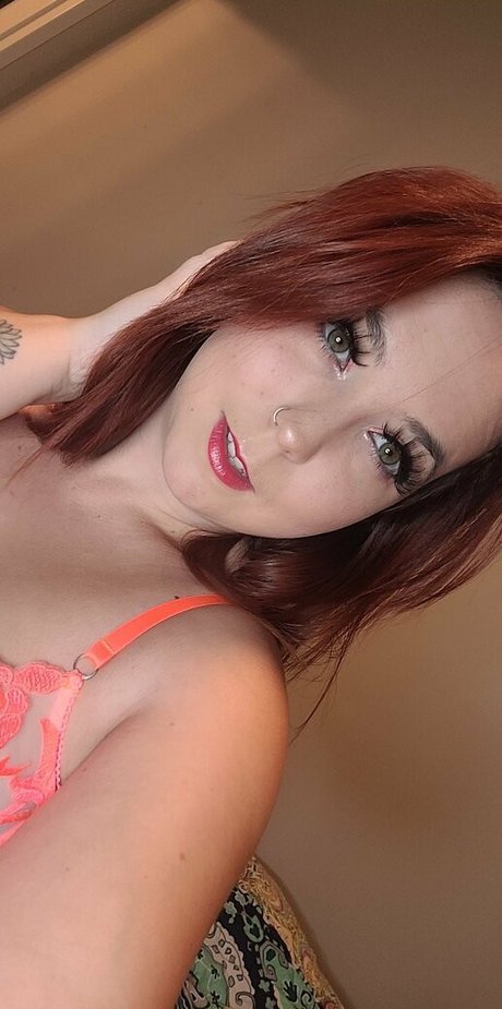 FlirtyDaniellaX naked star image